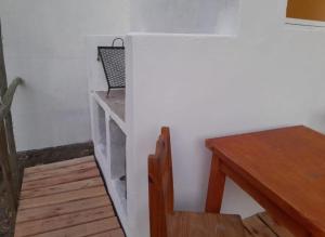 een kamer met een houten tafel en een stoel en een tafel en een tafelblad bij Viento Sur in Estancia El Polomo