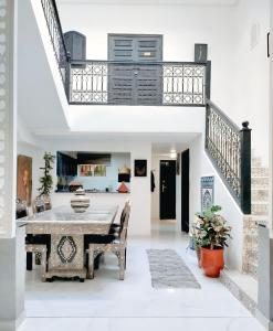 een woonkamer met een tafel en een trap bij Riad Darnooz Marrakech in Marrakesh