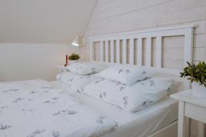 Una cama o camas en una habitación de Srdeční záležitost Boží Dar