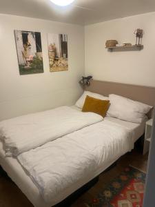 een slaapkamer met twee bedden met witte lakens bij Glamour Pakoštane Mobile Home in Pakoštane