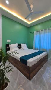 Un pat sau paturi într-o cameră la Cordinal Homestay