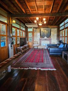 un salon avec un canapé bleu et un tapis dans l'établissement Camelliana Horizon Pongyang, à Mae Rim