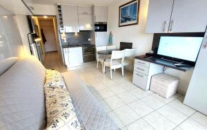 O bucătărie sau chicinetă la STUDIO PORT VAUBAN vue port excellente situation climatisé Fibre