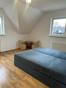 Un dormitorio con una cama grande en un ático. en Zamek, en Bukowiec