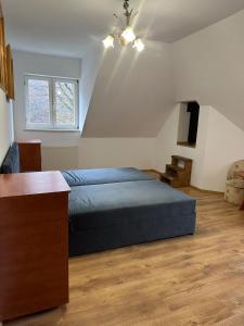 1 dormitorio con 1 cama azul en el ático en Zamek, en Bukowiec