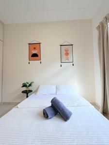 Postel nebo postele na pokoji v ubytování HeySnowy #Projector #Single Semi-D #Gated&Guarded #Water Dispensor