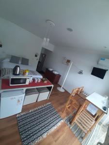 una stanza con tavolo e sedia di El Nogal a Coronel Suárez