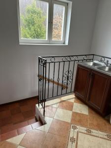 Un baño con lavabo y ventana. en Zamek, en Bukowiec