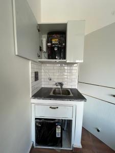 Η κουζίνα ή μικρή κουζίνα στο MyStayCompany- 2BHK with pool, BBQ & terrace vibes