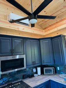 Afbeelding uit fotogalerij van Kings River Micro Cabin in Eureka Springs