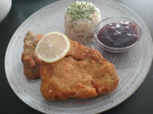 Jídlo v penzionu nebo okolí