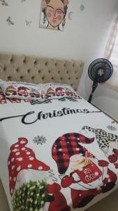 ラ・テバイダにあるApartamento turistico dianaのベッド(コカコーラの毛布付)