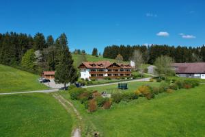 a large house on a hill with a road at Bienenhaus #Bergblick im Sonnenhof in Seeg