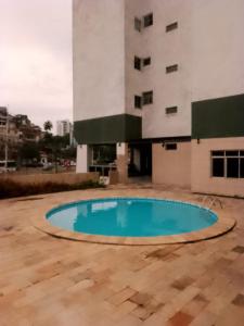 an empty swimming pool in front of a building at Apartamento no centro do Rio Vermelho-Ondina in Salvador