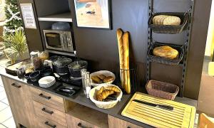 Kuchyň nebo kuchyňský kout v ubytování Kyriad ECO - Lorient Lanester