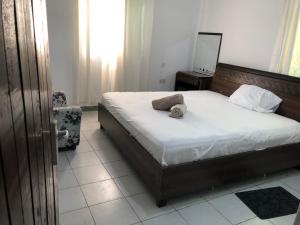 En eller flere senge i et værelse på Charming cottage near the beach