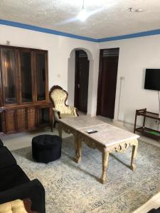 Et tv og/eller underholdning på Charming cottage near the beach