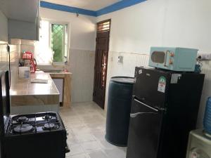 Køkken eller tekøkken på Charming cottage near the beach + 10 billeder