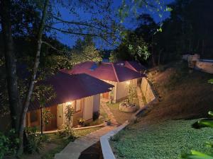 Un jardín fuera de River Shades Hotel