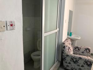 Et badeværelse på Charming cottage near the beach