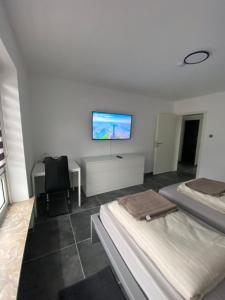 Ένα ή περισσότερα κρεβάτια σε δωμάτιο στο Moderne 2 Zimmer Wohnung Küche und Bad im Zentrum