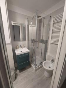 een badkamer met douche, wastafel en toilet bij Riviera Begonia Appartement - Parking Privé in Roquebrune-Cap-Martin