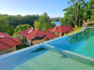 La pileta dentro o cerca de River Shades Hotel