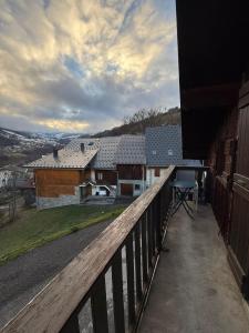 a balcony with a view of a house at Appartement 5 pers - Draps et serviettes inclus in La Lechere