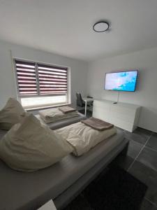 Μια τηλεόραση ή/και κέντρο ψυχαγωγίας στο Moderne 2 Zimmer Wohnung Küche und Bad im Zentrum