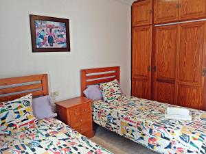 twee bedden naast elkaar in een slaapkamer bij Bungalow Los Guanches 1 in El Paso