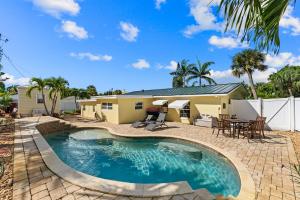 Πισίνα στο ή κοντά στο Sunset Oasis with Private Pool!