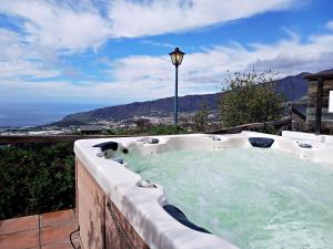 een hottub op een balkon met een straatlantaarn bij Bungalow Los Guanches 1 in El Paso