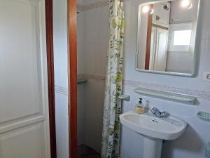 een badkamer met een wastafel en een spiegel en een douche bij Bungalow Los Guanches 1 in El Paso