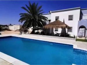 Swimmingpoolen hos eller tæt på La villa El RAIS