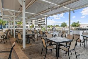 パナマ・シティ・ビーチにあるLaketown Wharf 136のデッキにテーブルと椅子が置かれたパティオ