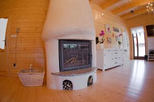 una sala de estar con chimenea en una casa de madera en Bzy i Magnolie, en Łubowo 21 fotos más