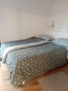 twee bedden naast elkaar in een kamer bij La Zagreb in Zagreb