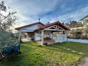 a white house with a pavilion in a yard at Casa Retiro de Lisei in Penalva do Castelo