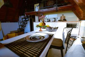 Una cocina con una mesa con un plato encima. en Kosmaj Escape, en Koraćica