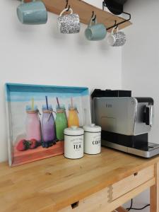 a counter top with a coffee maker and a microwave at Mente Azul in Pullenreuth +6 photos