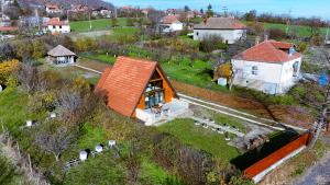 una vista aérea de una casa con techo naranja en Kosmaj Escape, en Koraćica