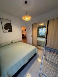 Ένα ή περισσότερα κρεβάτια σε δωμάτιο στο Cosy Corner Apartment