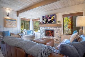 un soggiorno con divano e camino di Creekside 1294 - Nr Ski + Sun Valley Rec Passes a Sun Valley