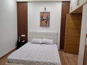 Postel nebo postele na pokoji v ubytování Meghana Residency