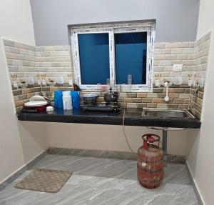 O bucătărie sau chicinetă la Cordinal Homestay