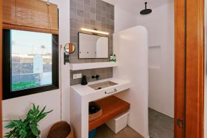 un baño con lavabo y espejo en Casa del Aljibe - El Estudio, en La Asomada 30 fotos más