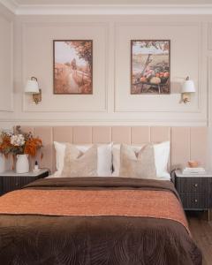 Luxury Suite with Jacuzzi Bath for Two في Isle of Wight: غرفة نوم بسرير وثلاث صور على الحائط