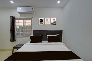 Ένα ή περισσότερα κρεβάτια σε δωμάτιο στο Hotel O Square Mall Hyderabad Formerly A1 Classic +49 φωτογραφίες