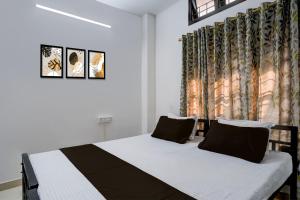 Ένα ή περισσότερα κρεβάτια σε δωμάτιο στο SPOT ON Sanskrit Guest House