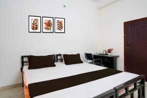 Ένα ή περισσότερα κρεβάτια σε δωμάτιο στο SPOT ON Sanskrit Guest House